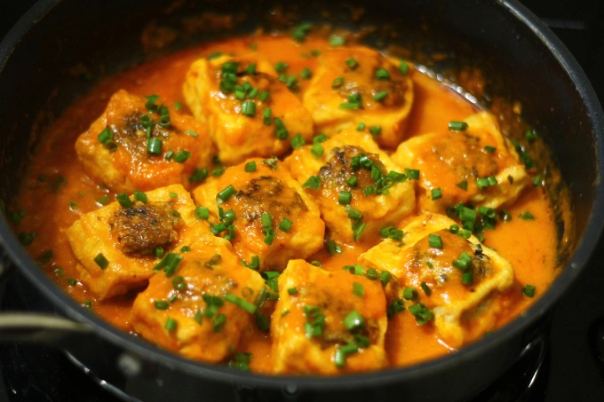 Adding the scallions to the tofu at the end helps preserve its green color. Photo by VnExpress/Bui Thuy