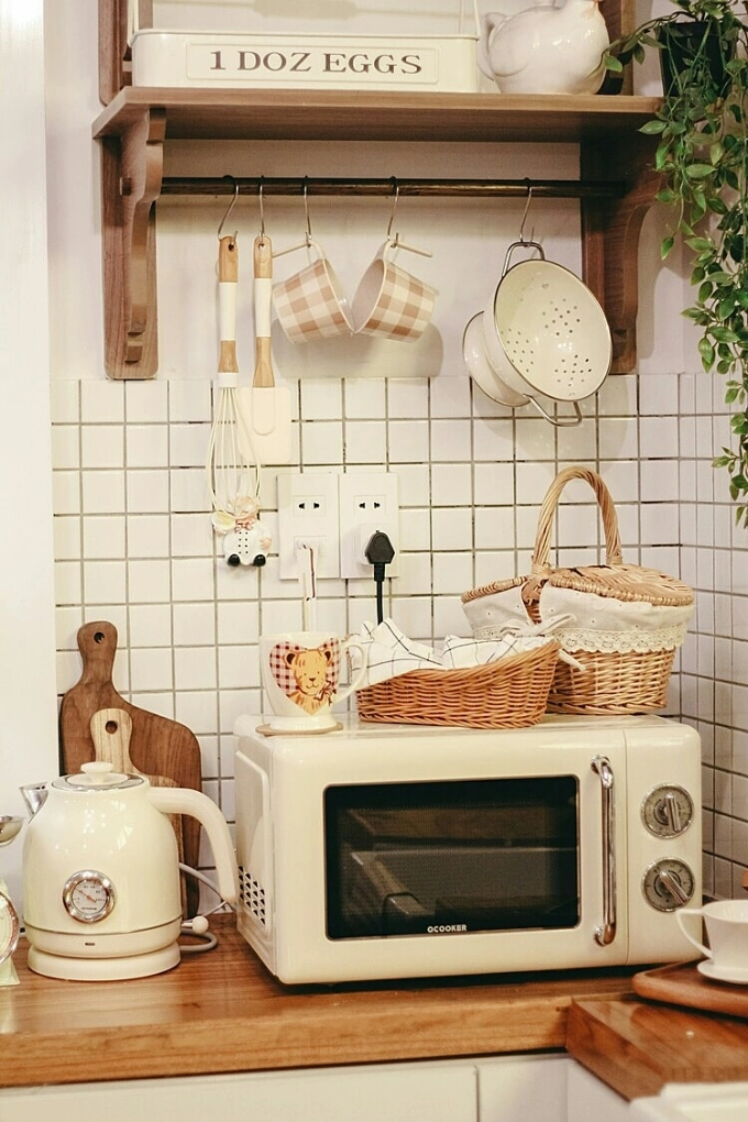 A microwave in a kitchen. Illustration photo by Unsplash
