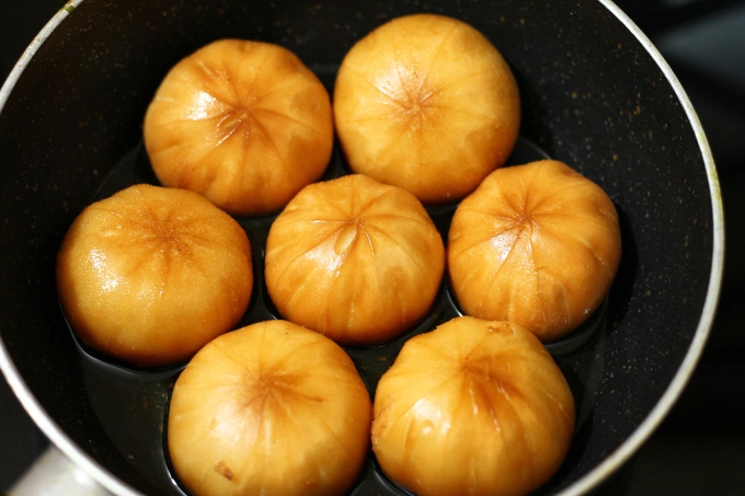 Fried bao buns become crispy on the outside. Photo by VnExpress/Bui Thuy