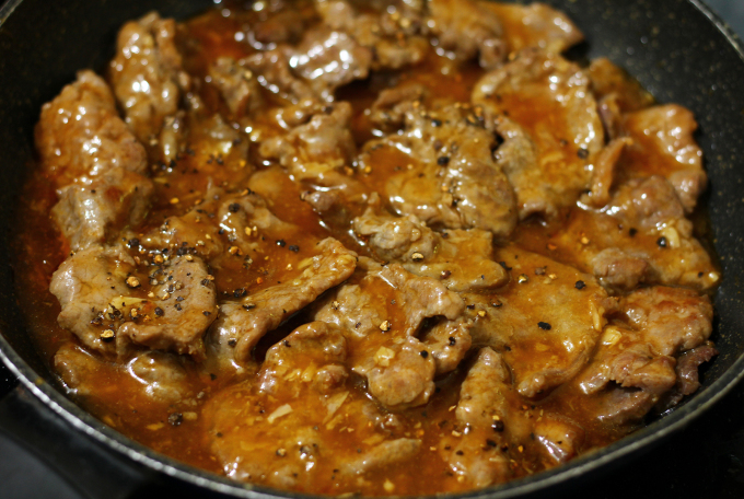 The thickened tapioca sauce will brown from the marinated beef. Photo by VnExpress/Bui Thuy