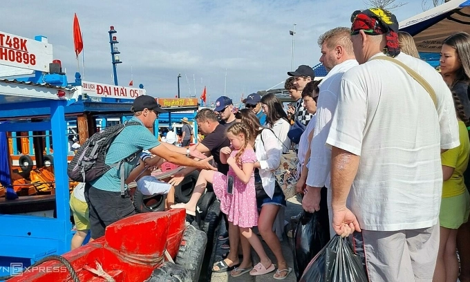 Airfares during Reunification Day holidays surge