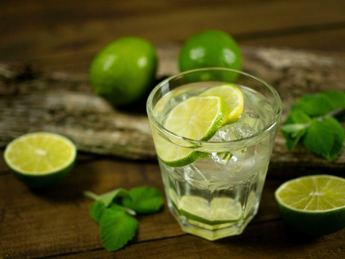 A cup of lime juice. Illustration photo by Pexels
