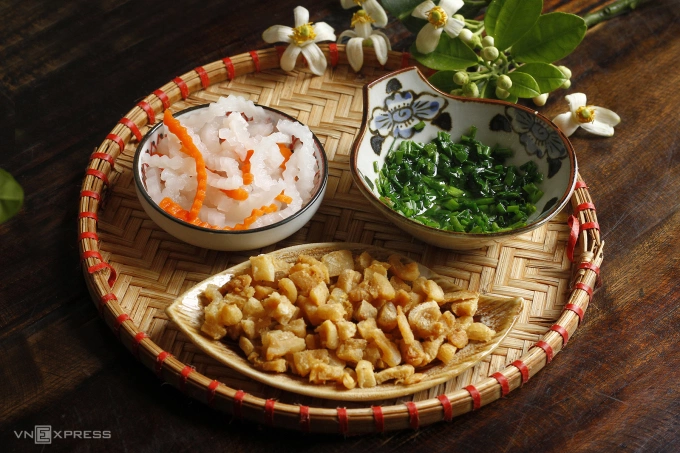 Fried pork fat can be used as a topping for broken rice. Photo by VnExpress/Bui Thuy