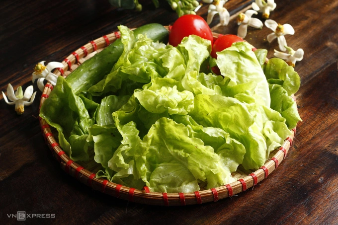 The lettuce chosen should be free from any signs of yellowing or tearing. Photo by VnExpress/Bui Thuy