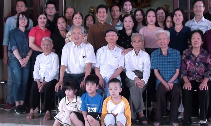 (middle row, from the second to the right to left) Nguyen Ngoc Giao, Nguyen Ngoc Hoan, Nguyen Ngoc Quynh, and Nguyen Ngoc Can, surrounded by their descendants, on their father’s death anniversary in October 2023. Photo courtesy of Quynh