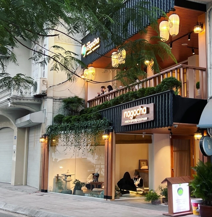 People drink at Nagocha stall on Quang An Street in Hanoi. Photo courtesy of Nagocha