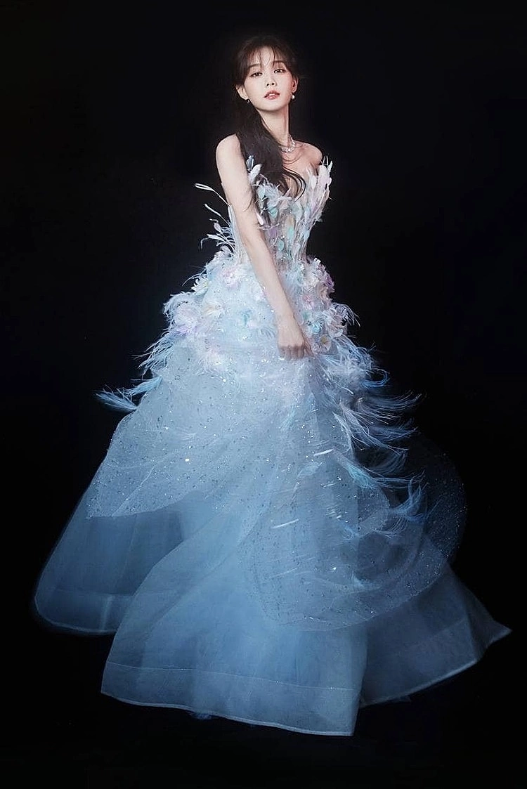 Chinese actress Li Yitong captivates in gown by Vietnamese designer - VnExpress International Chinese actress Li Yitong captivates in gown by Vietnamese designer - VnExpress International