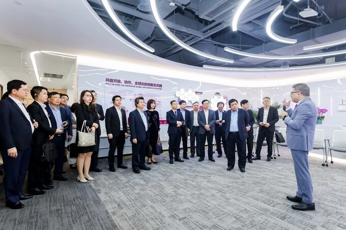 Nitin Kapoor, Vice President of Biopharmaceutical International and Chairman of AstraZeneca Vietnam, shared at the delegation visit on March 30. Photo courtesy of AstraZeneca