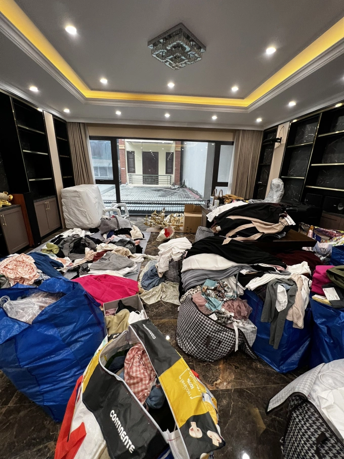 Before the makeover, part of a customers wardrobe in Hanois Ba Dinh District awaits organizational transformation by Hong Anh’s team. Photo by Tudo