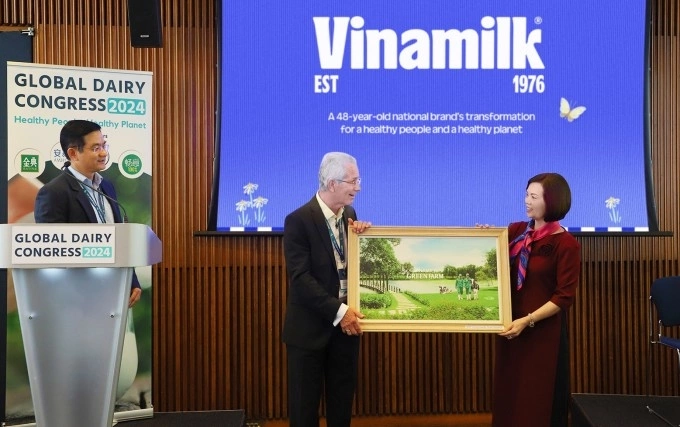 Vinamilk takes its innovation story to global dairy conference 13 Vinamilk presented the Green Farm painting to Richard Hall, Chairman of the Global Dairy Conference. Photo courtesy of Vinamilk