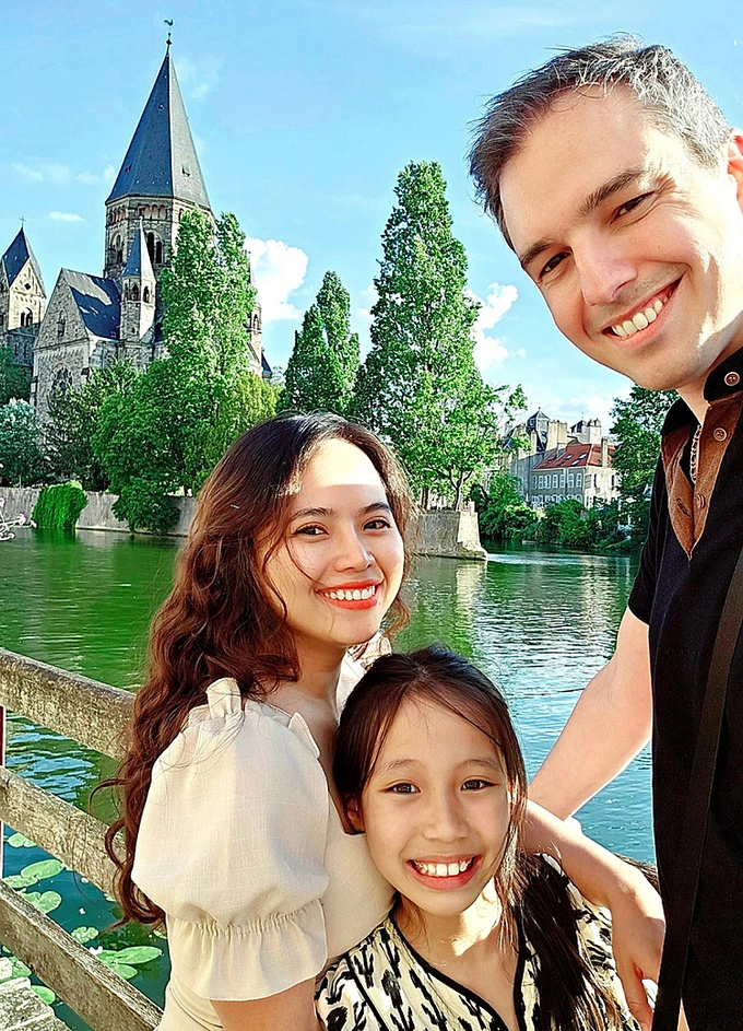 Nguyen Minh Nguyet (far L), once a single mother, her current French husband Florian Casagrande (far R), and Nguyets daughter. Photo courtesy of Nguyet