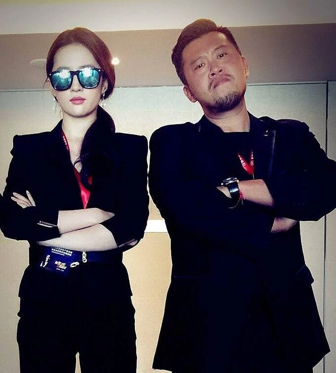 Chinese-American Liu Yifei and her personal bodyguard Roger. Photo from Zh-tw.facebook