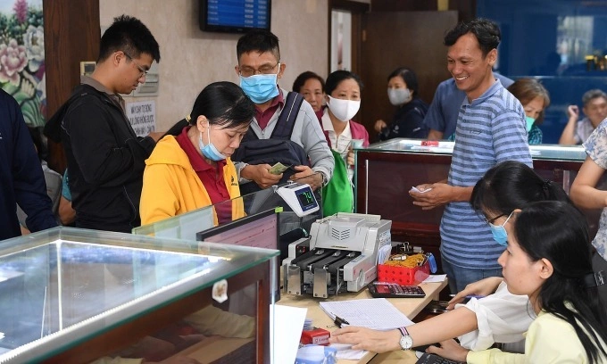 Customers at a brick-and-mortar store in HCMC in May 2024. Photo by VnExpress/ Thanh Tung