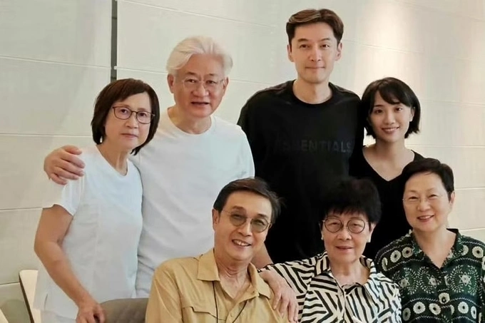 Actor Hu Ge (second from R, top row) and his wife Huang Xining (far R, top row). Photo from Laus Weibo