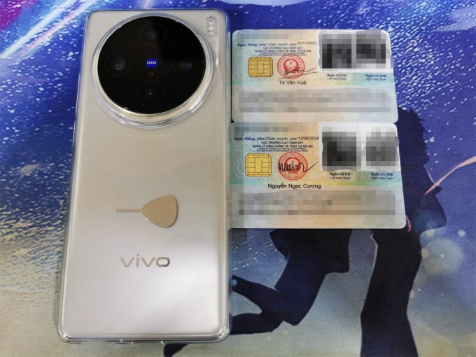 Vu Duy Tans two ID cards show issues after connecting with a Vivo smartphone. Photo courtesy of Vu Duy Tan
