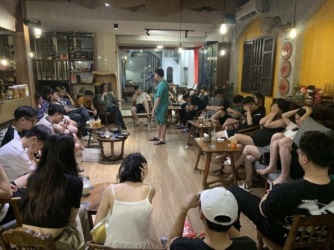 People participating in a Werewolf game at a coffee shop in Dong Da district, Hanoi, at 12:30 a.m. on July 6, 2024. Photo by VnExpress/Thanh Nga