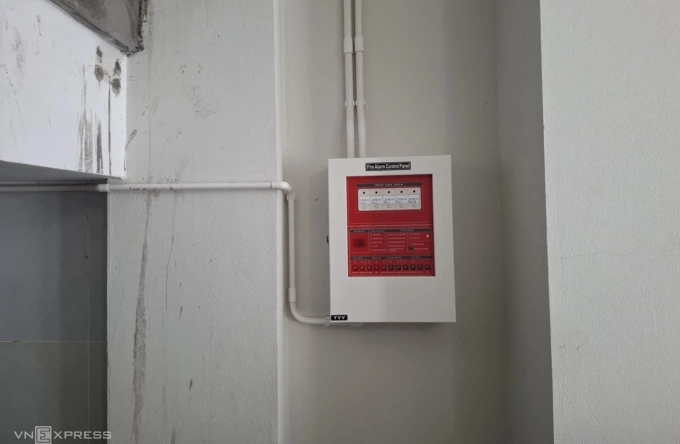 The innkeeper installed a fire alarm system in each room, connected to the central cabinet located on the first floor. Photo by VnExpress/Xuan Hoa