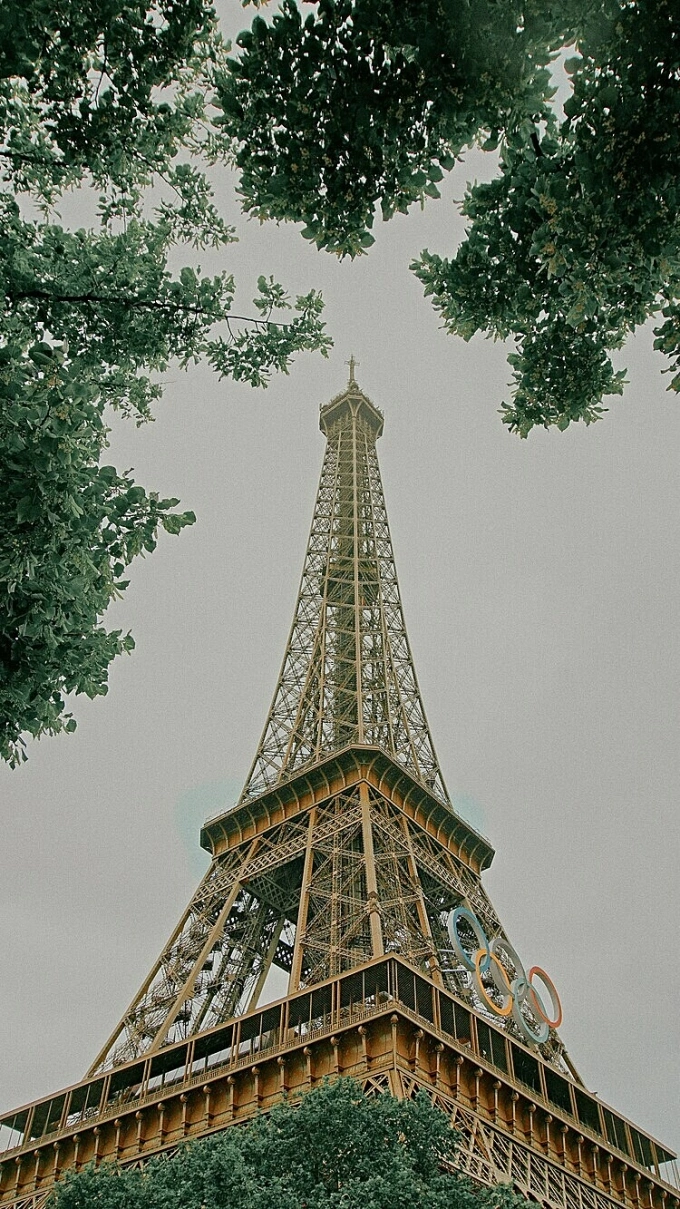 The Olympics rings seen on Paris Eiffel Tower. Illustration photo by Unsplash