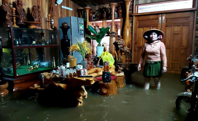 A local woman stands in her flooded house in Cay Thong Trong Hamlet of Cua Duong Commune on Phu Quoc Island, July 13, 2024. Photo by VnExpress/Duong Dong