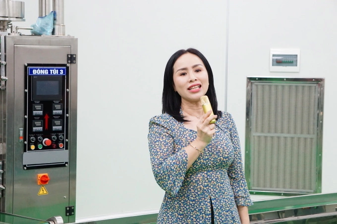 Lans daughter Bui Thi Phuong Thuy seen inside Tam Lan Teas factory in Tay Ninh Province. Photo by VnExpress/Vien Thong