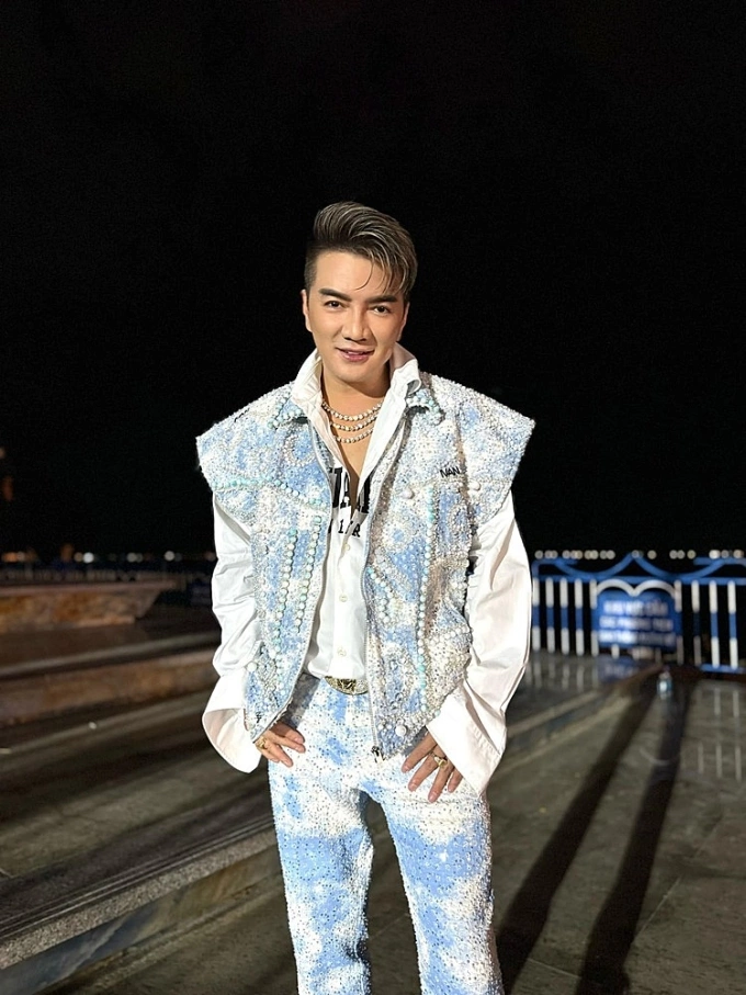 Singer Dam Vinh Hung. Photo from Dam Vinh Hungs Facebook
