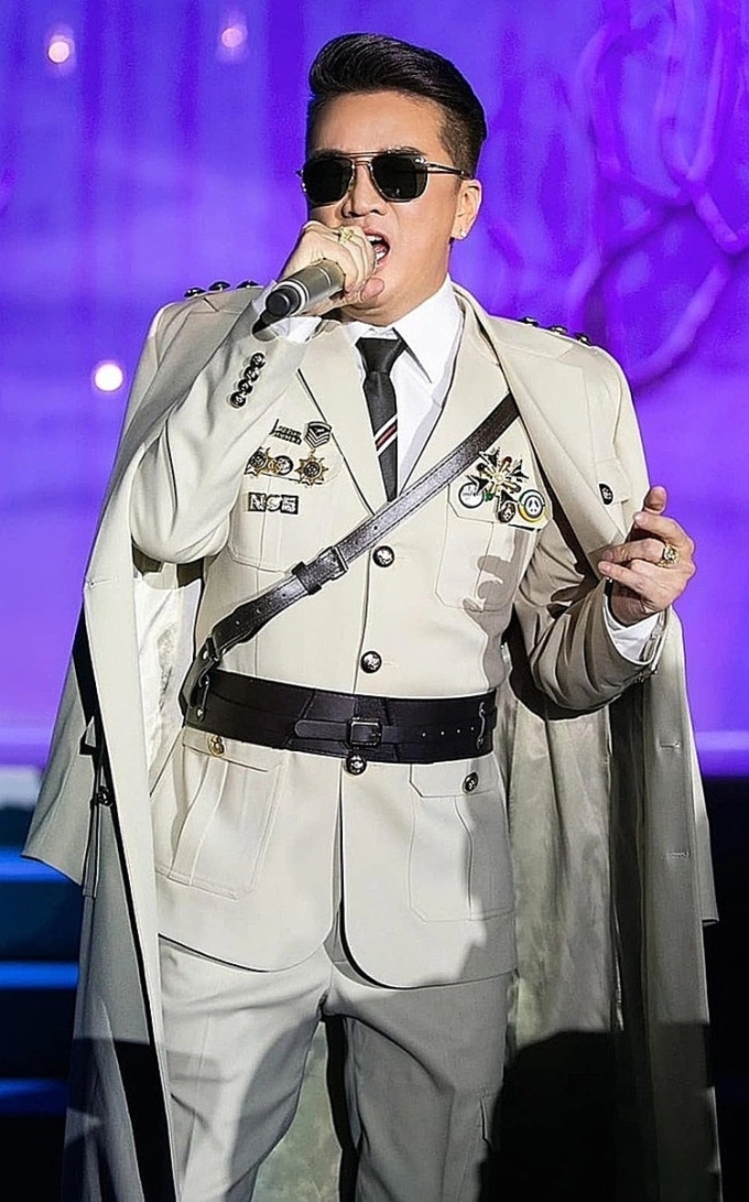 Singer Dam Vinh Hung’s controversial outfit during his live show on May 4, 2024. Photo by Kieng Can