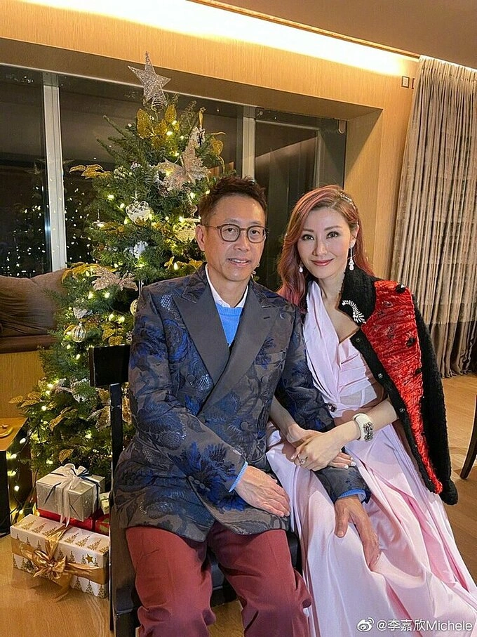 Miss Hong Kong and Miss Chinese International 1988 Michele Reis (R) and her husband Julian Hui. Photo from Reis Weibo