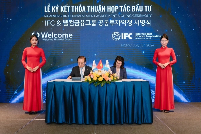 Ariane Di Iorio (R), Director of World Bank Group, and Son Jong Joo (L), Chairman of Welcome Financial Group, at the signing ceremony. Photo courtesy of Welcome