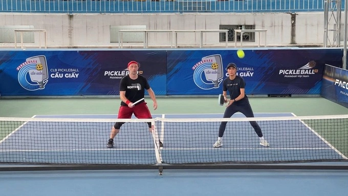 American Derek (L), 48, enjoying pickleball at a court in Cau Giay District, Hanoi, on July 9, 2024. Photo by VnExpress/Thanh Nga