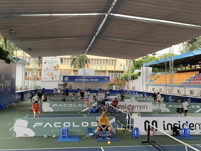 Crowds playing pickleball at a court in Cau Giay District, Hanoi, at 5 p.m. on July 9, 2024. Photo by VnExpress/Thanh Nga
