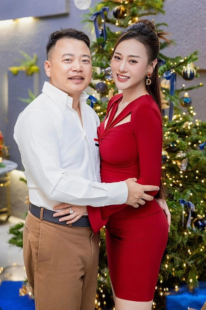 Businessman Nguyen Hoa Binh (L) and his wife, actress Do Phuong Oanh. Photo from Oanhs Facebook