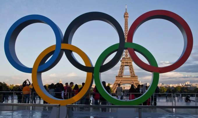 Olympic rings seen against Pariss Eiffel Tower in the background. Photo by AP
