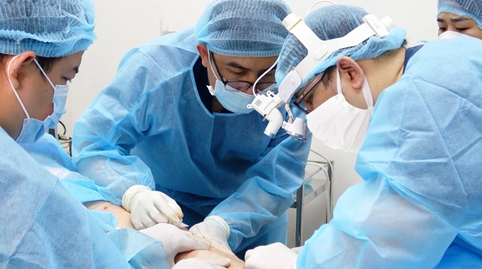 Dr. Phan Duy Kien and Dr. Le Kim Cao performing varicose vein treatment at Dr. Vein. Photo courtesy of Dr. Vein