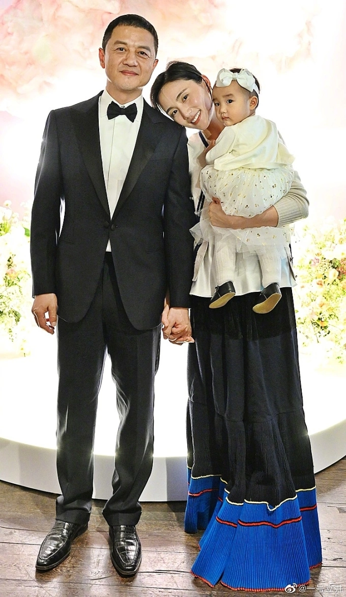 Chinese actor Li Yapeng (L), his wife Haiha Jinxi (R), and their son. Photo from Lis Weibo