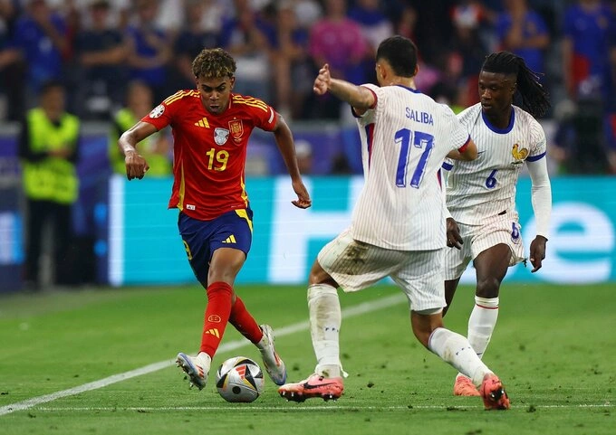 Lamine Yamal (L) moves past Frances midfielder William Saliba in Spains 2-1 semifinal win against France at Euro 2024 in Allianz Stadium, Munich, Germany, July 9, 2024. Photo by Reuters