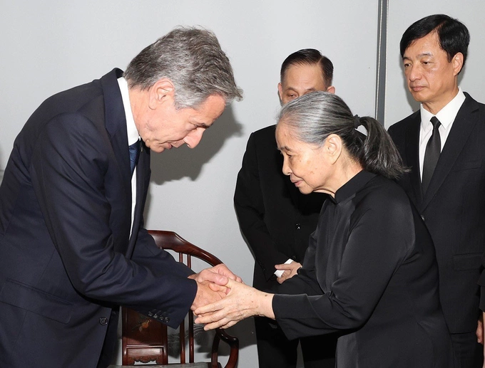 U.S. Secretary of State Antony Blinken extends his condolences to Party General Secretary Nguyen Phu Trongs wife Ngo Thi Man at their home in Hanoi, July 27, 2024. Photo by VNA