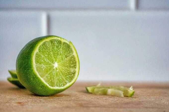 A sliced lime. Illustration photo by Pexels
