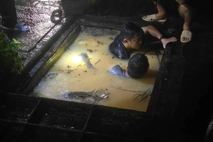Authorities unclog a sewer in Hong Ha Ward, Ha Long, July 29, 2024. Photo by VnExpress/Cao Quynh
