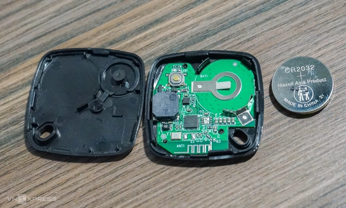 The inside components of a tracking device. Photo by VnExpress/Bao Lam