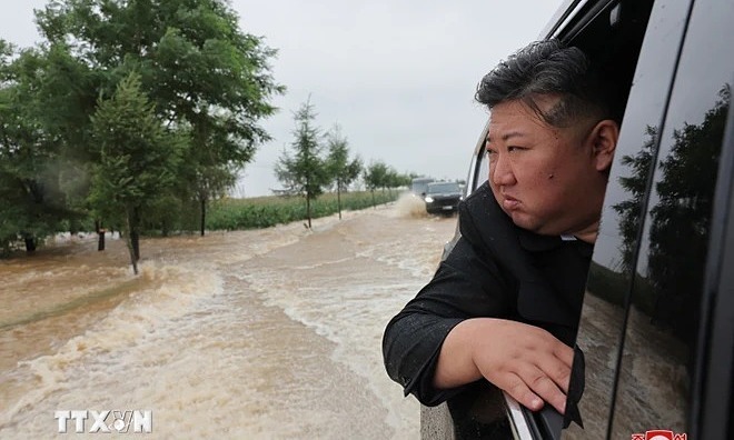 The Korean Central News Agency (KCNA) reported that Leader Kim Jong-un on July 28 inspected areas near the countrys border with China that are affected by floods. Photo by VNA