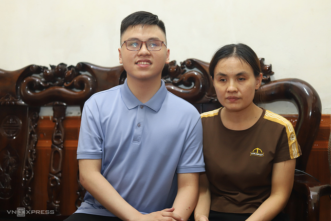 Nguyen Thi Thanh Tinh is with his mother, Nguyen Thi Thanh Tinh. Photo by VnExpress/Duc Hung