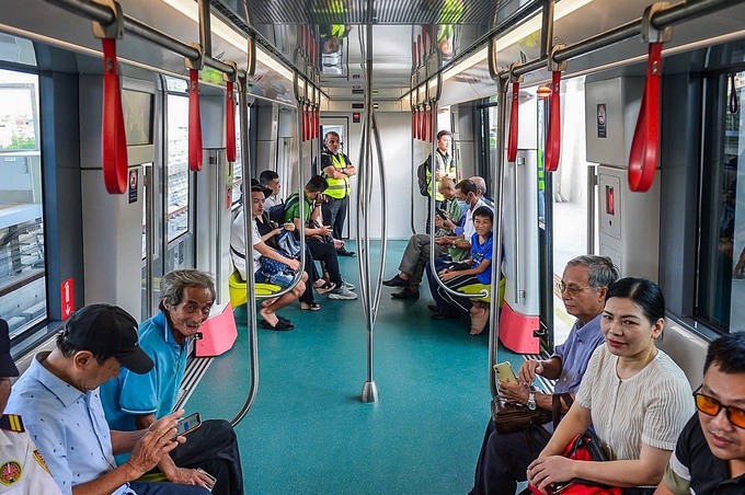 Passengers aboard a train of the Nhon-Hanoi Station metro line on Aug. 8, 2024. Photo by VnExpress/Giang Huy