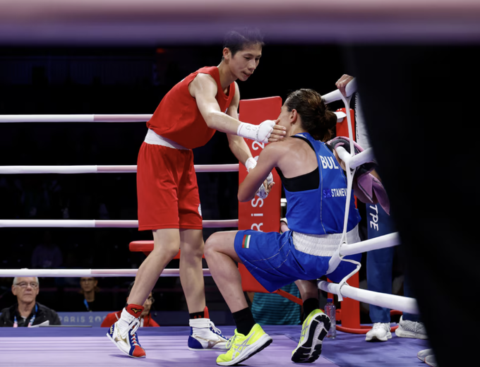 Lin Yu-Ting (L) encourages Bulgarias Svetlana Staneva after winning the womens under 57kg boxing quarterfinals at the 2024 Paris Olympics. Photo by Reuters