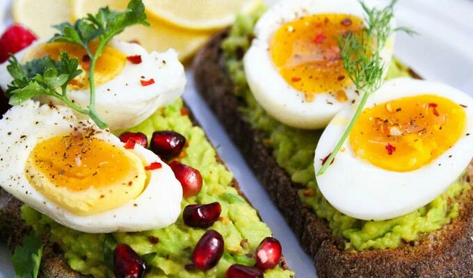 A healthy breakfast should include a balanced mix of protein, carbohydrates, fats, fruits, and vegetables. Illustration photo by Pexels