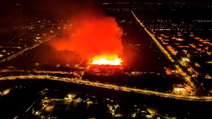 A fire breaks out at a wood processing factory of Shingmark Vina in Dong Nai Province, August 7, 2024. Photo by VnExpress/Thai Ha