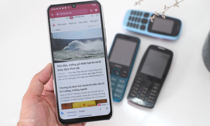 Cheap 4G phones are set to benefit from the 2G network shutdown. Photo by VnExpress/Tuan Hung