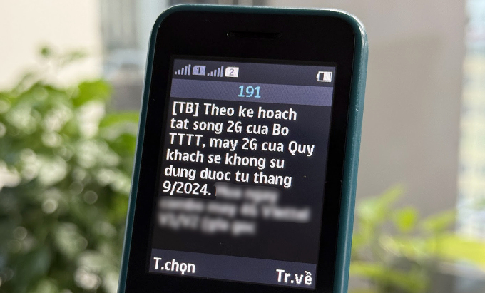 A 2G phone displaying a text message announcing the 2G network shutdown in September 2024. Photo by VnExpress/Tuan Hung