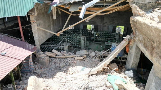 A collapsed warehouse in Ninh Binhs Hoa Lu District, Aug. 9, 2024. Photo by VnExpress/Le Hoang