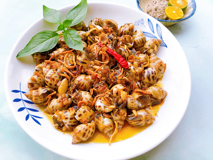 A plate of stir-fried snails with butter and garlic. Photo by Chang Chep