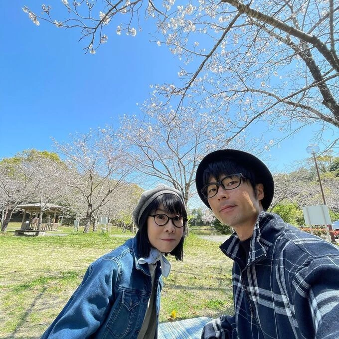 Yoshitaka (right) and his 25-year-older wife, Aki. Photo from Yoshitakas Instagram